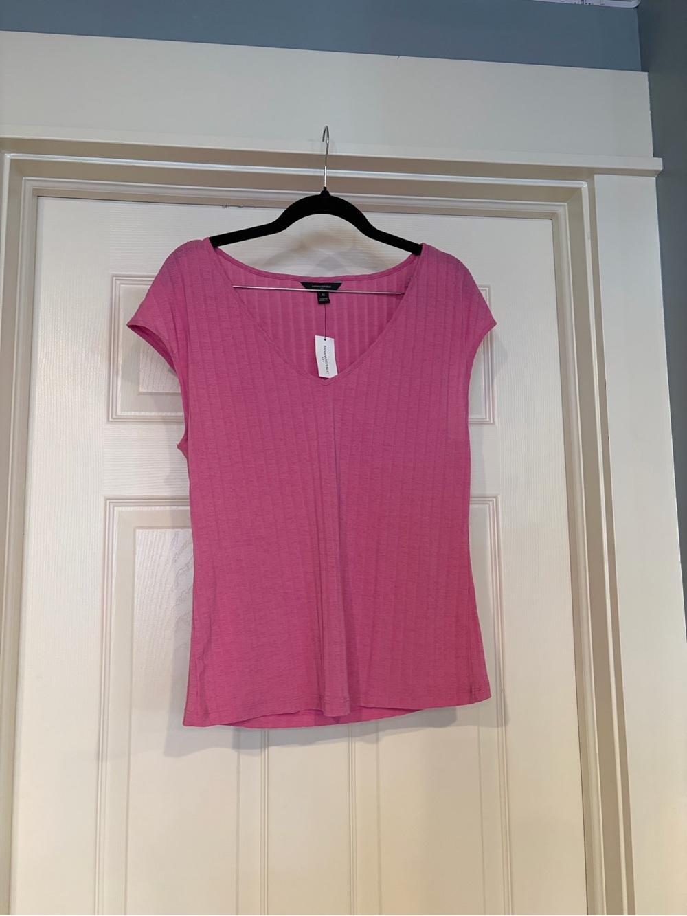 Banana Republic Pink Ribbed V-Neck Short Sleeve Top in Viva La Pink